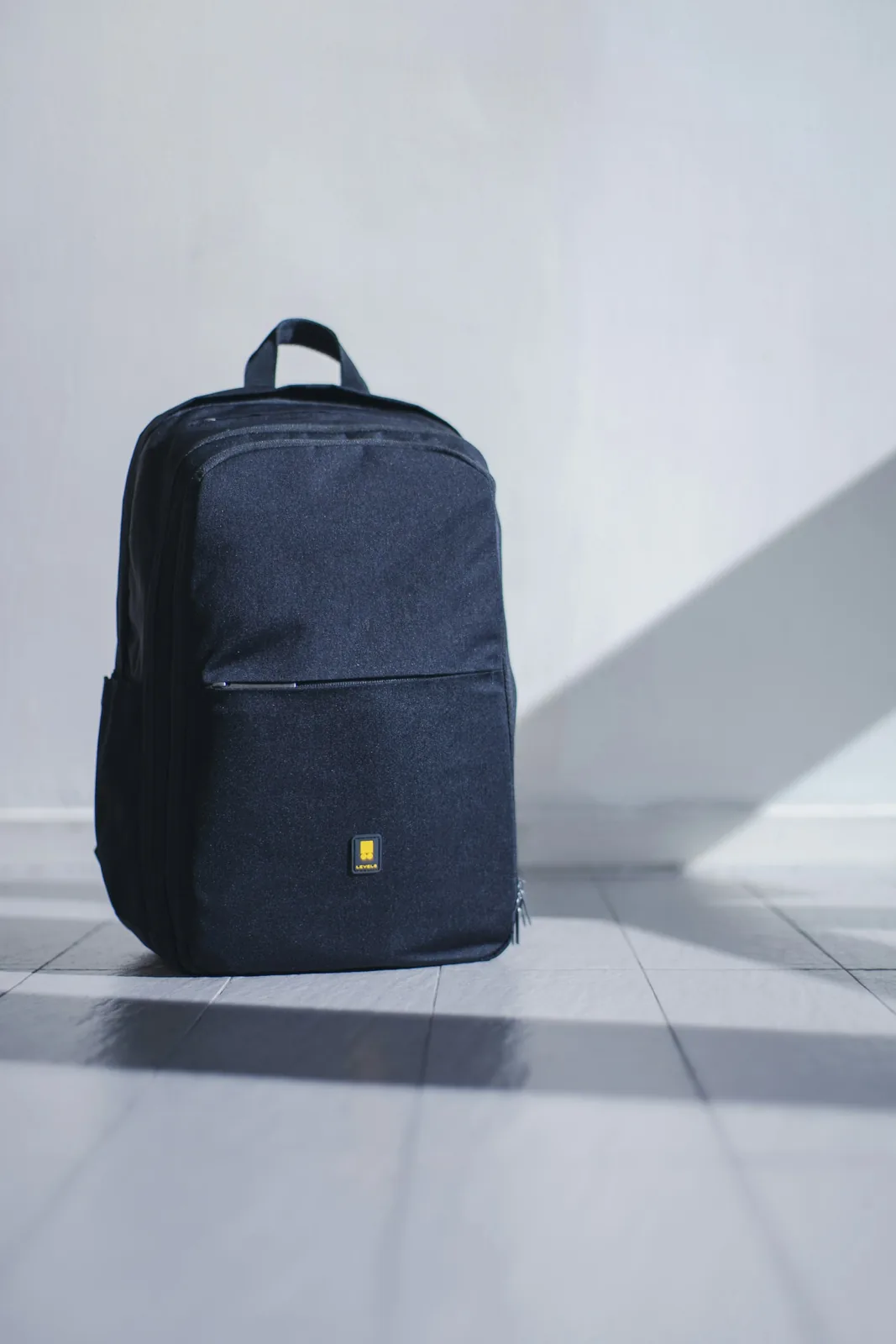 Tas ransel dengan detail desain fungsional