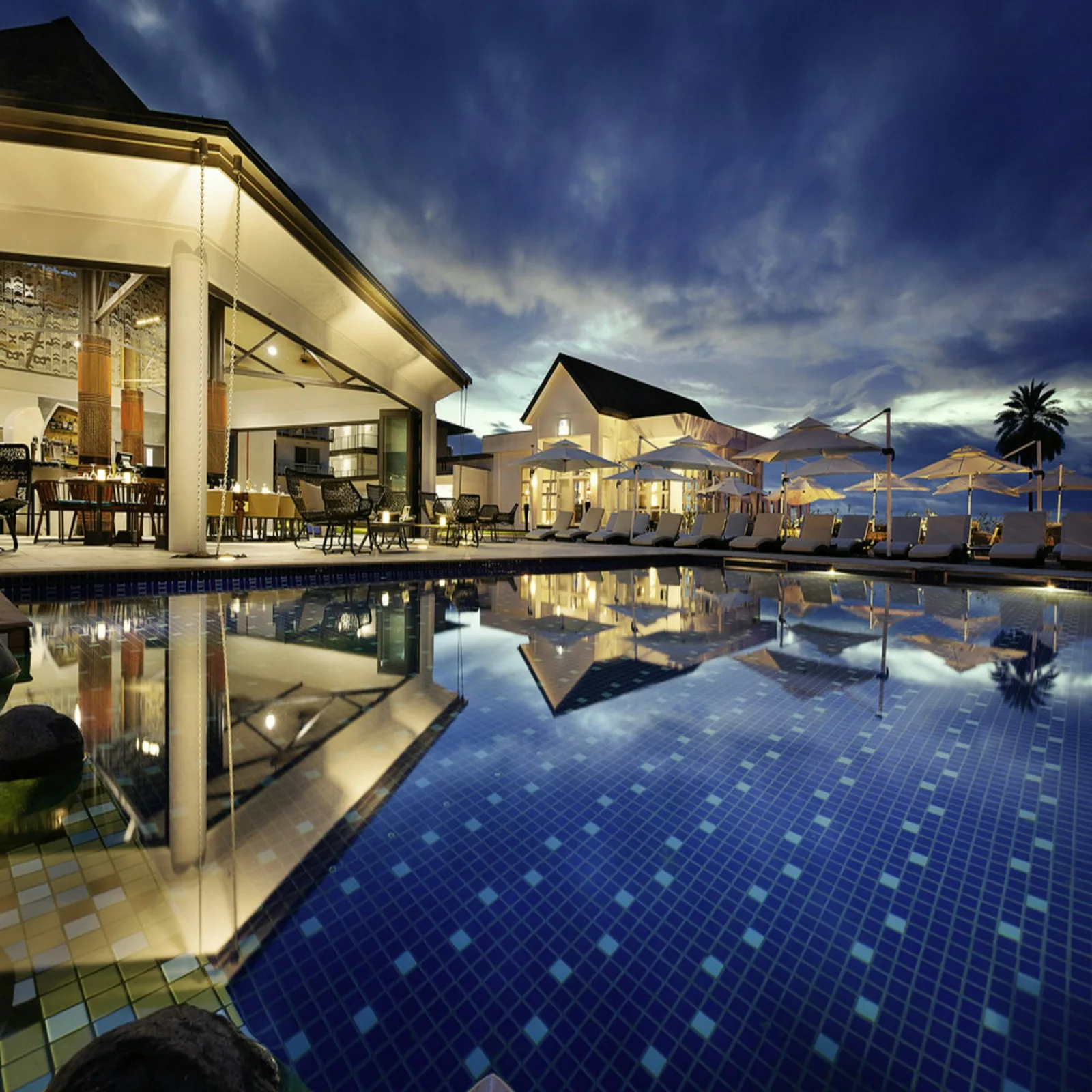 Resort dengan kolam dan lingkungan tropis